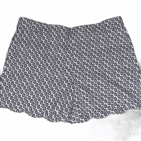 Pants - High waisted scalloped shorts NWT